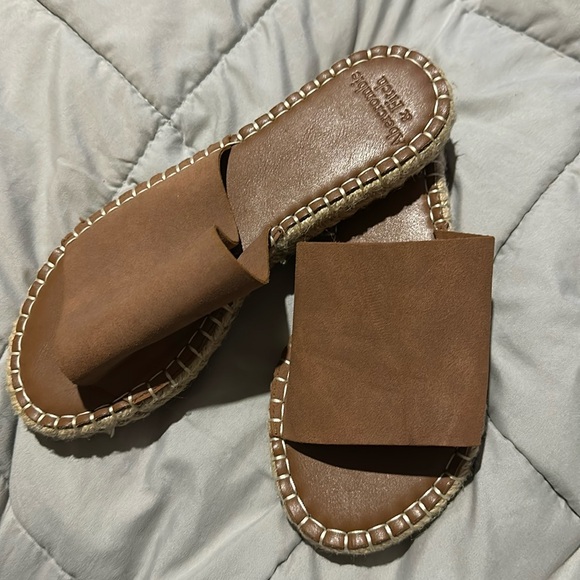 Abercrombiembie and Fitch brown sandals size 6/7 - Picture 1 of 3